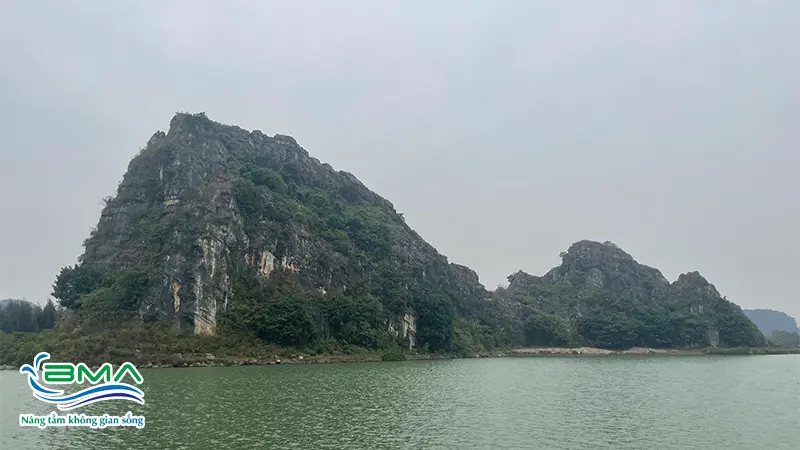 Cảnh quan hồ Núi Lớ - Núi Cá Voi